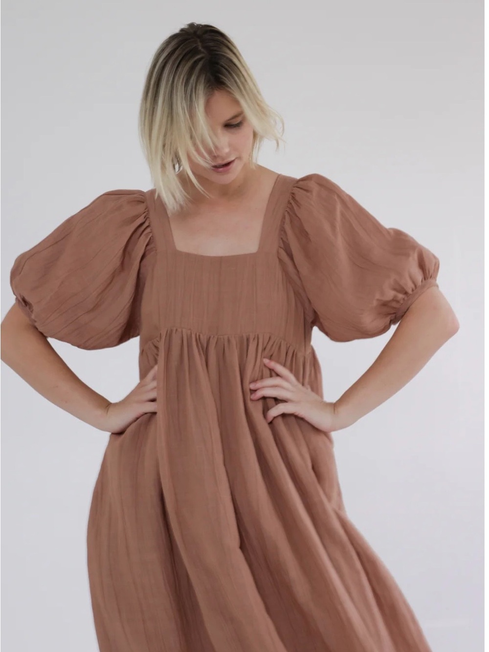 Amente - Puffed Sleeve Square Neck Midi Dress in Mousse